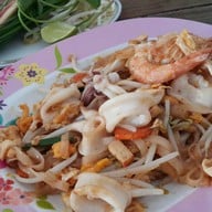 เมนูของร้าน ธัญญพร ก๋วยเตี๋ยวไก่ฉีกต้มยำ