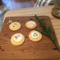 เมนูของร้าน Flower in Hand by P. Cafe