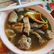 ก๋วยจั๊บน้ำข้นข้างอนุสาวรีย์ 3 กษัตริย์