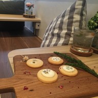 เมนูของร้าน Flower in Hand by P. Cafe