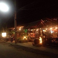 หน้าร้าน บ้านไม้ไก่แซ่บ