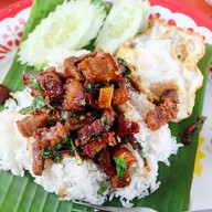 เมนูของร้าน เจ๊บุ๋ม กะเพราถาดยักษ์