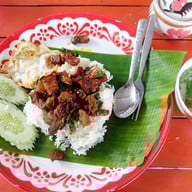 เมนูของร้าน เจ๊บุ๋ม กะเพราถาดยักษ์