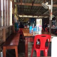 บรรยากาศ ผัดไท ป้ามัด บ้านตาก