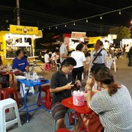 บรรยากาศ ข้าวไข่ ไก่กรอบ