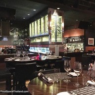 Wine Pub โรงแรมพูลแมนคิงเพาเวอร์ กรุงเทพฯ