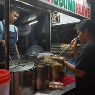 หน้าร้าน ราดหน้ายอดผักเอ็มไพร์ บรรทัดทอง