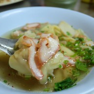 รำไพ บะหมี่เกี๊ยว ปู หมูแดง