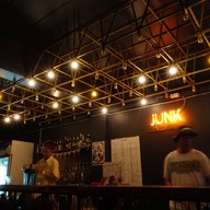 บรรยากาศ JUNKBAR