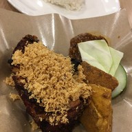 เมนูของร้าน ayam penyei rai Lucky Plaza