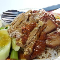 เป็ดย่าง หมูกรอบ สาธุประดิษฐ์