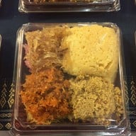 ข้าวเหนียวมูน พุ่มหิรัญ ตลาดนัดสัมมากร