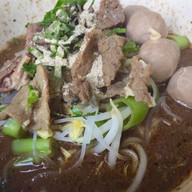 ก๋วยเตี๋ยวเรือรสเยี่ยม กระเพราถาด