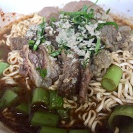 ก๋วยเตี๋ยวเรือรสเยี่ยม กระเพราถาด