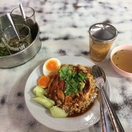 เมนูของร้าน ข้าวหน้าไก่ ข้าวขาหมู
