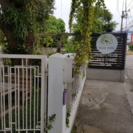 หน้าร้าน ใกล้ต้น อาหารพื้นบ้าน ถนนซอยนครระยอง 29