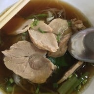 ร้านก๋วยเตี๋ยวหมูเลียงเจ๊แก หนองบัว จันทบุรี
