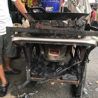 บรรยากาศ ไก่ทอด ประชาสงเคราะห์30 ห้วยขวาง อยู่ปากทางเข้าสนามกีฬาข้างร้านน้ำปั่น ร้านขนมรังผึ้ง