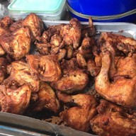 บรรยากาศ ไก่ทอด ประชาสงเคราะห์30 ห้วยขวาง อยู่ปากทางเข้าสนามกีฬาข้างร้านน้ำปั่น ร้านขนมรังผึ้ง