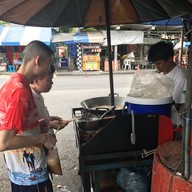 บรรยากาศ ไก่ทอด ประชาสงเคราะห์30 ห้วยขวาง อยู่ปากทางเข้าสนามกีฬาข้างร้านน้ำปั่น ร้านขนมรังผึ้ง