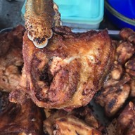 เมนูของร้าน ไก่ทอด ประชาสงเคราะห์30 ห้วยขวาง อยู่ปากทางเข้าสนามกีฬาข้างร้านน้ำปั่น ร้านขนมรังผึ้ง