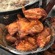 บรรยากาศ ไก่ทอด ประชาสงเคราะห์30 ห้วยขวาง อยู่ปากทางเข้าสนามกีฬาข้างร้านน้ำปั่น ร้านขนมรังผึ้ง