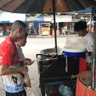 ไก่ทอด ประชาสงเคราะห์30 ห้วยขวาง อยู่ปากทางเข้าสนามกีฬาข้างร้านน้ำปั่น ร้านขนมรังผึ้ง