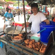 หน้าร้าน ไก่ทอด ประชาสงเคราะห์30 ห้วยขวาง อยู่ปากทางเข้าสนามกีฬาข้างร้านน้ำปั่น ร้านขนมรังผึ้ง
