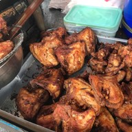 บรรยากาศ ไก่ทอด ประชาสงเคราะห์30 ห้วยขวาง อยู่ปากทางเข้าสนามกีฬาข้างร้านน้ำปั่น ร้านขนมรังผึ้ง