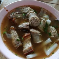 ก๋วยจั๊บน้ำข้นข้างอนุสาวรีย์ 3 กษัตริย์