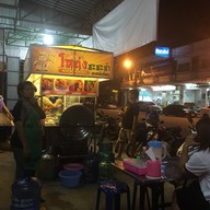 ไฟแดงบะหมี่เกี๊ยว ร้านบะหมี่โหน่งชะชะช่าเก่า