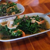 ผัดผักหวานไฟแดงกุ้งสด