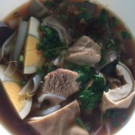 ก๋วยจั๊บหมูกรอบเจ๊ฟ้า เจ้าเก่า