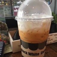 เมนูของร้าน Black White Coffee Shop คลองถนน