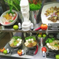 บรรยากาศ อื้อสิงคโปร์ ลูกชิ้นปลา Foodville Central Eastville