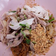 ก๋วยเตี๋ยวไก่มะระน้าสา สน.ทองหล่อ