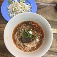 เมนูของร้าน น้ำเงี้ยวป้าสุข ก๋วยเตี๋ยว 12 ปันนา สีลม