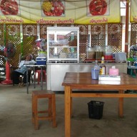 บรรยากาศ ป้าแป้งเย็นตาโฟประตูชัย กาดนำ้ทอง