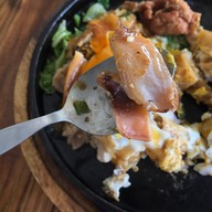 เมนูของร้าน ก๋วยเตี๋ยวคั่วไก่ไฮบริด