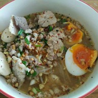 โกเนี๊ยบ ก๋วยเตี๋ยวต้มยำไข่มะตูม