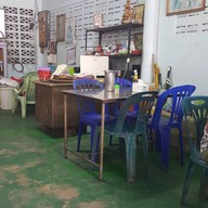บรรยากาศ ข้าวหมูแดงชินกิจ เขต 8 ตลาดนัดยรรยง