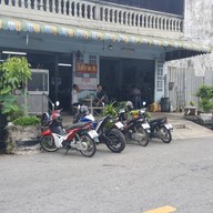 หน้าร้าน ข้าวหมูแดงชินกิจ เขต 8 ตลาดนัดยรรยง