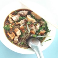 ก๋วยจั๊บหมูกรอบเจ๊ฟ้า เจ้าเก่า