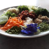 เมนูของร้าน ข้าวยำแม่สุณีย์ ตลาดสัมมากร
