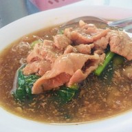เมนูของร้าน นายเคี้ยง เอ็มไพร์ ราดหน้ายอดผัก ภูเก็ต
