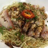 เมนูของร้าน เจ๊ตั้ม บะหมี่เกี๊ยว ข้าวหมูแดง ข้าวหมูกรอบ หน้าวัดกู้