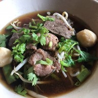 เมนูของร้าน ก๋วยเตี๋ยวหมูเลียงบ้านสะพานไม้