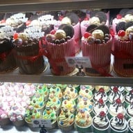 Eat Me Bakery The Mall Korat เดอะมอลล์ นครราชสีมา ชั้น 1หลังน้ำตกหน้าลิฟท์ก่อนถึงศูนย์อาหาร