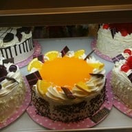 Eat Me Bakery The Mall Korat เดอะมอลล์ นครราชสีมา ชั้น 1หลังน้ำตกหน้าลิฟท์ก่อนถึงศูนย์อาหาร