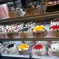Eat Me Bakery The Mall Korat เดอะมอลล์ นครราชสีมา ชั้น 1หลังน้ำตกหน้าลิฟท์ก่อนถึงศูนย์อาหาร